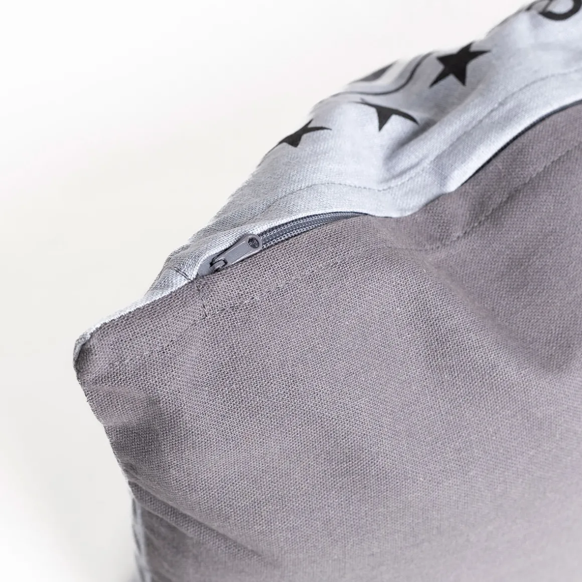 Almohada decorativa gris claro 30x50cm