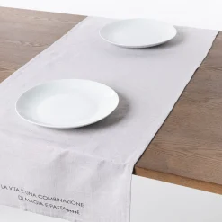 Camino de mesa con frase taupe 50x140cm