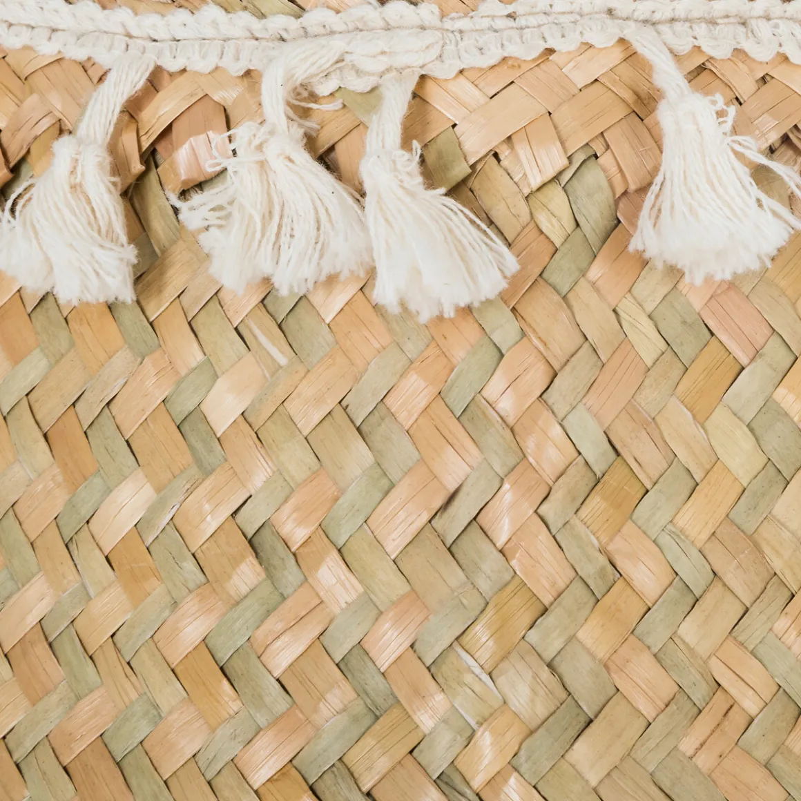 Cesto seagrass natural con pompones y asas