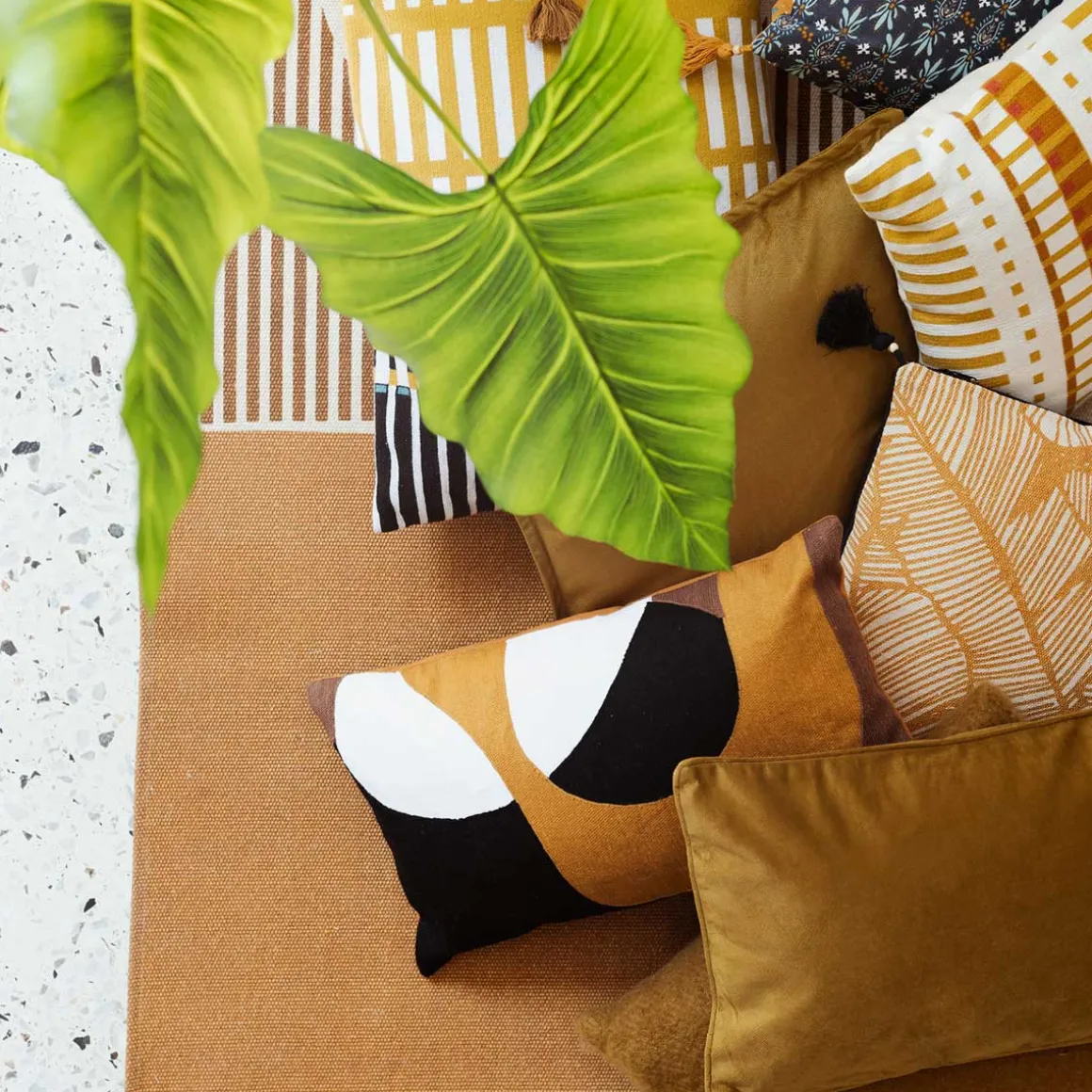 Cojín Bordado Ocre 30x50Cm