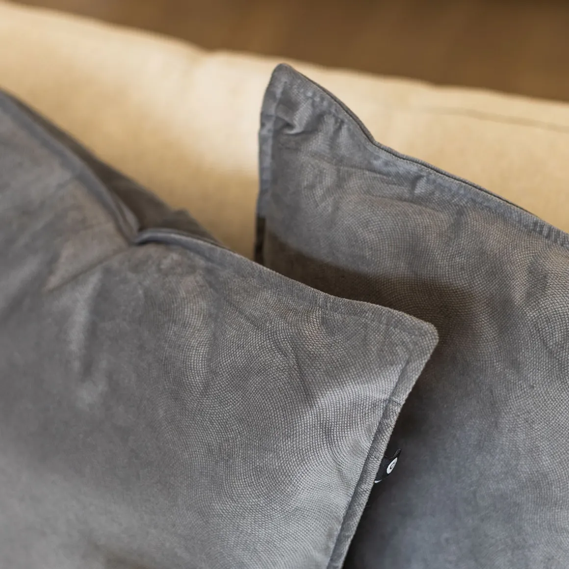 Cojín LILOU gris oscuro 55x55cm