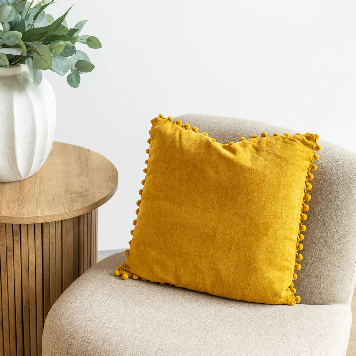 Cojín Ocre Con Pompones 40x40Cm