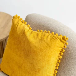Cojín Ocre Con Pompones 40x40Cm