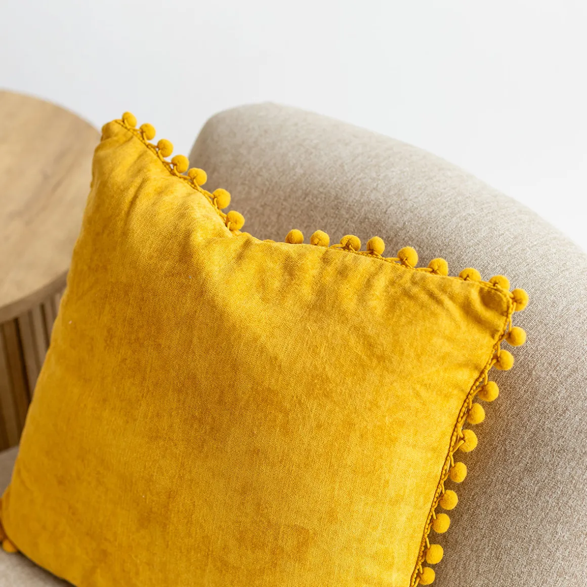 Cojín Ocre Con Pompones 40x40Cm