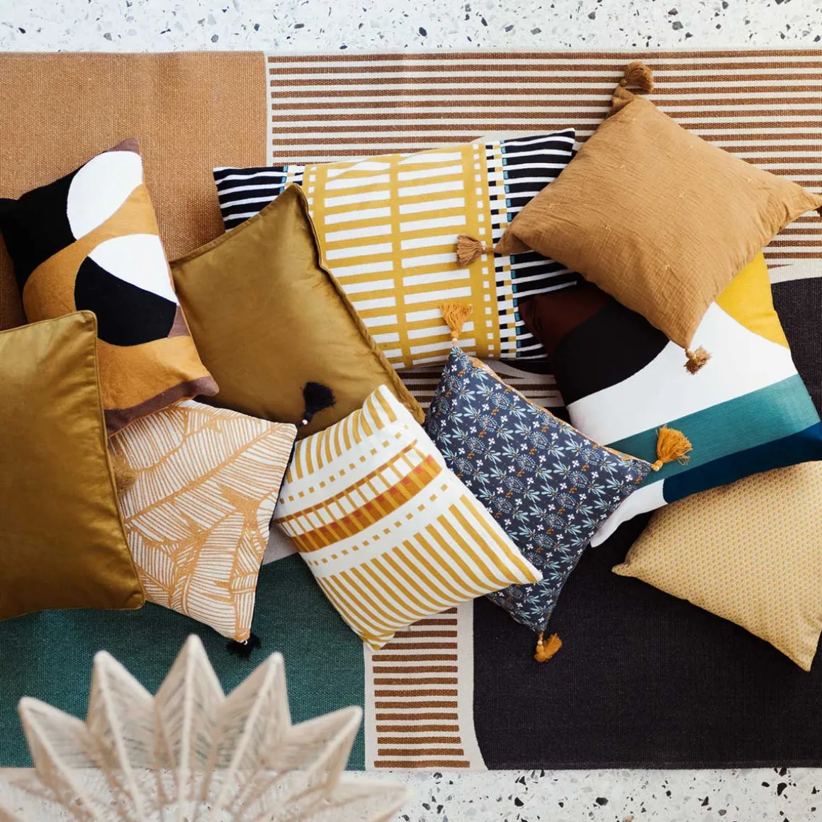 Cojín Otto Ocre Decorado 38x38Cm