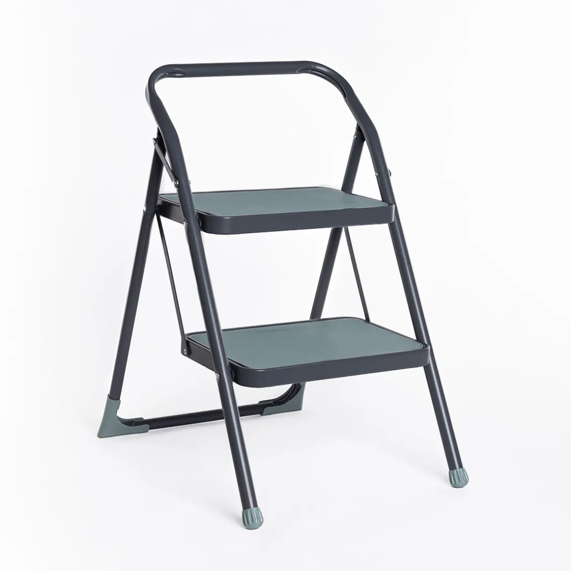 Escalera gris de metal con 2 peldaños