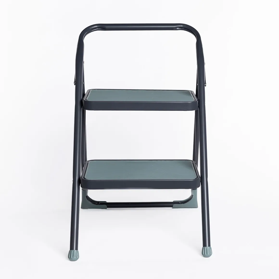 Escalera gris de metal con 2 peldaños