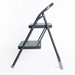 Escalera gris de metal con 2 peldaños