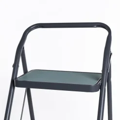 Escalera gris de metal con 2 peldaños