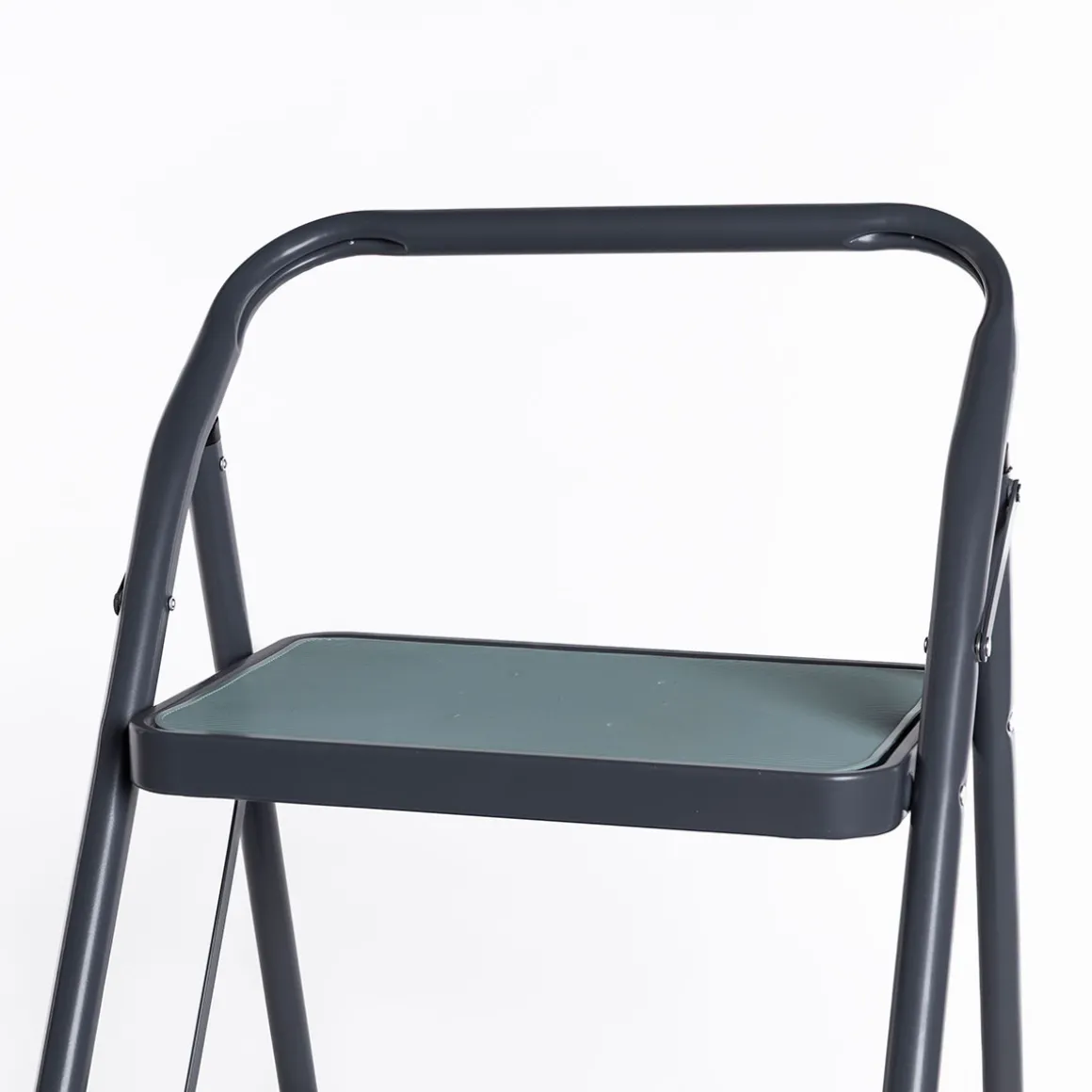 Escalera gris de metal con 2 peldaños