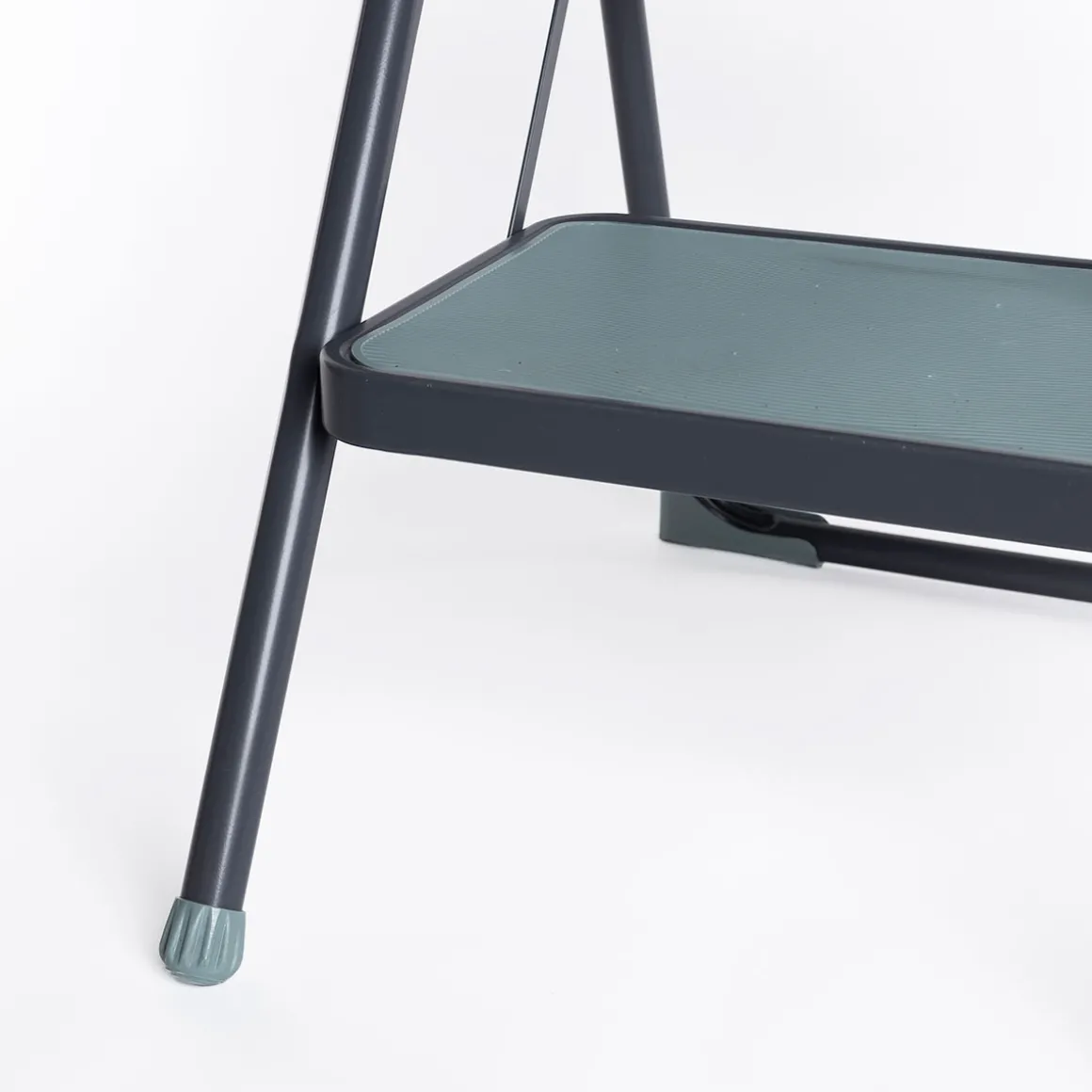 Escalera gris de metal con 2 peldaños