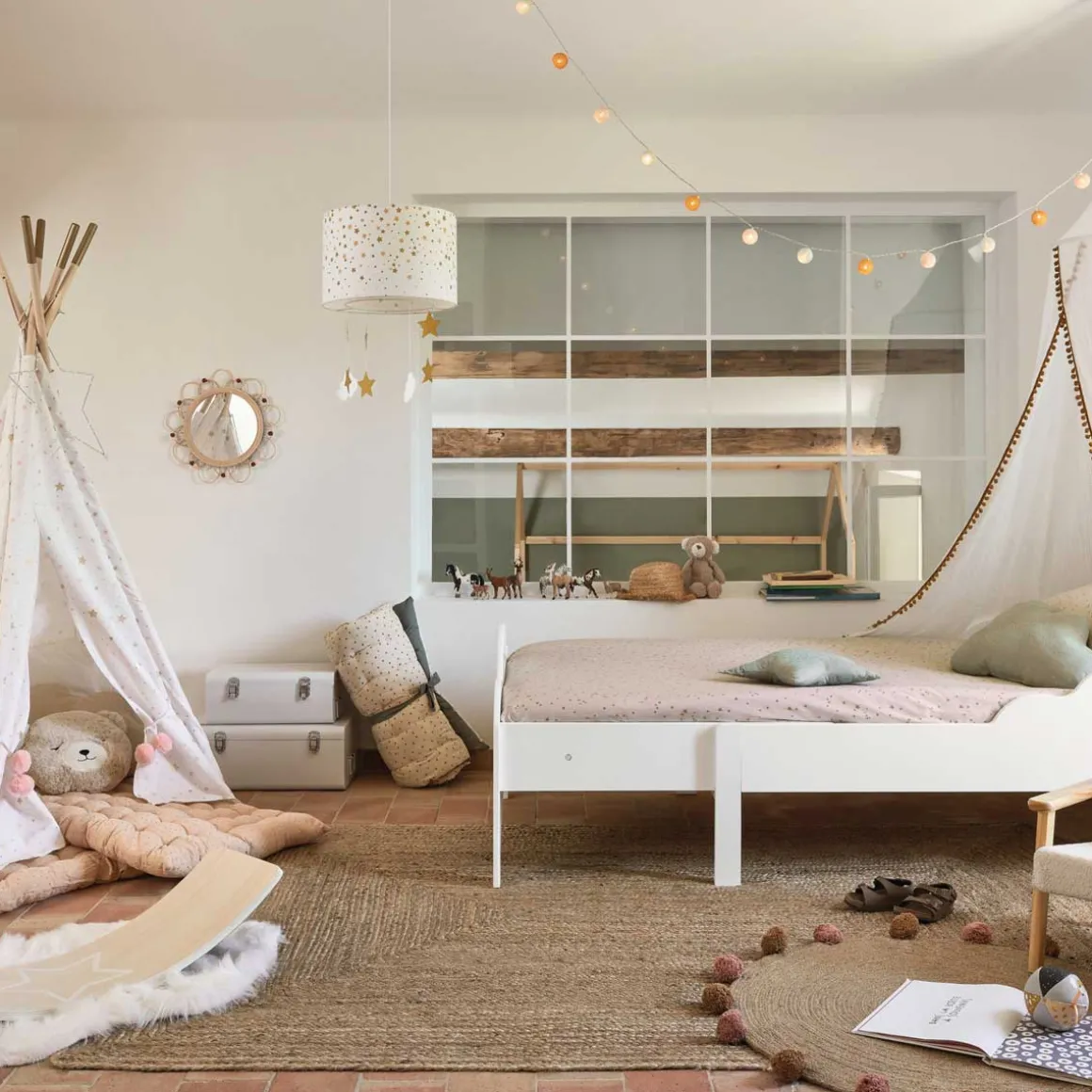 Espejo POMME beige de ratán con pompones 38cm