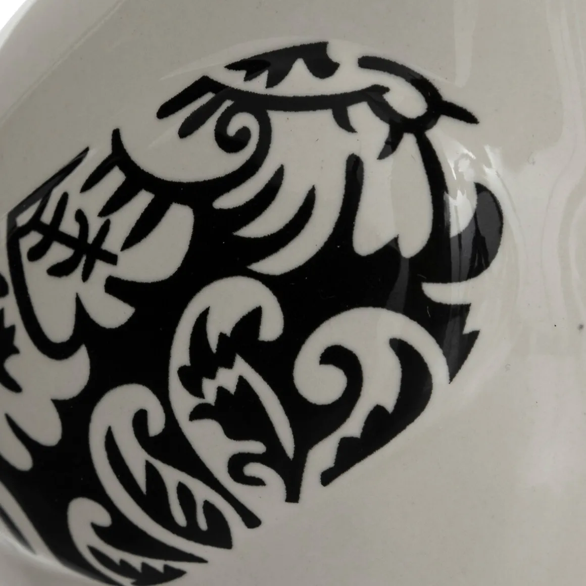 Estatua de pájaro blanco y negro de cerámica