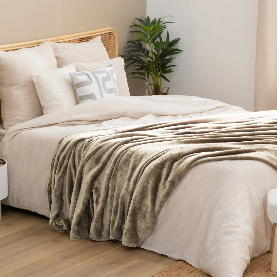 Manta OLLIS beige de terciopelo