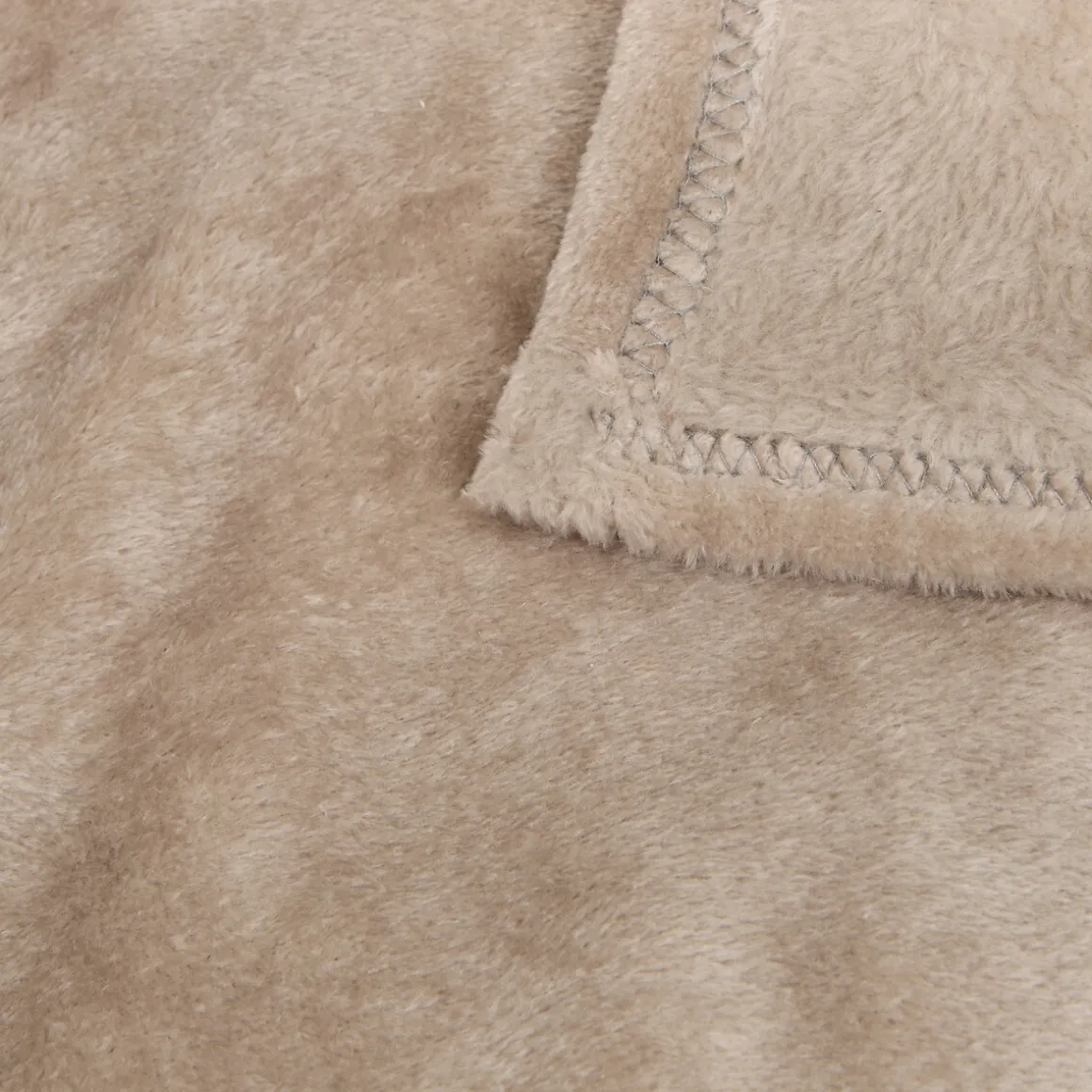 Manta OLLIS beige de terciopelo