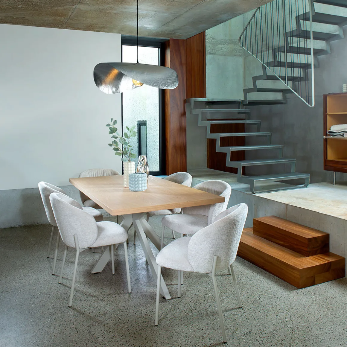 Mesa de comedor GORDES de mdf con patas de metal