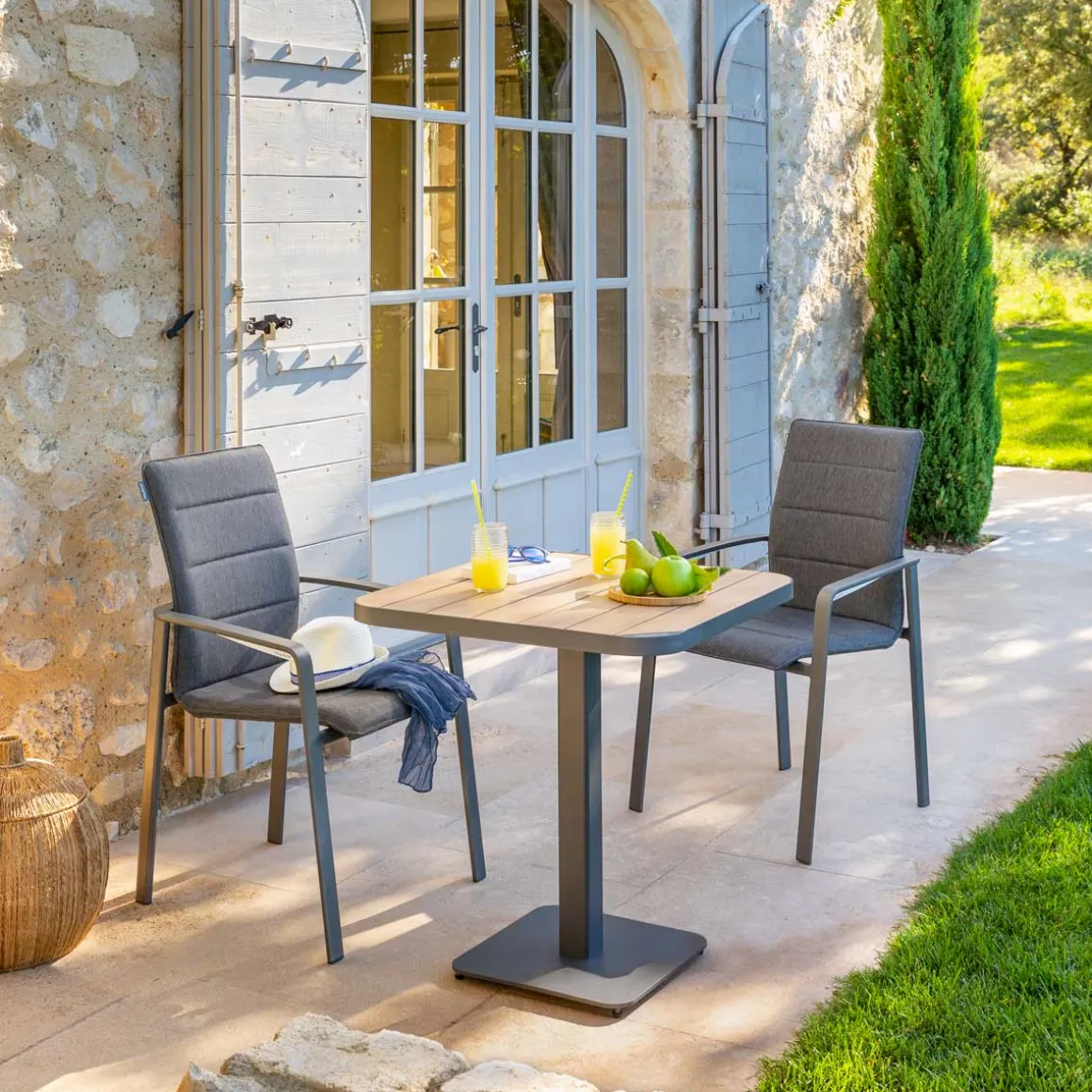 Mesa exterior bistro TYLA de madera y aluminio