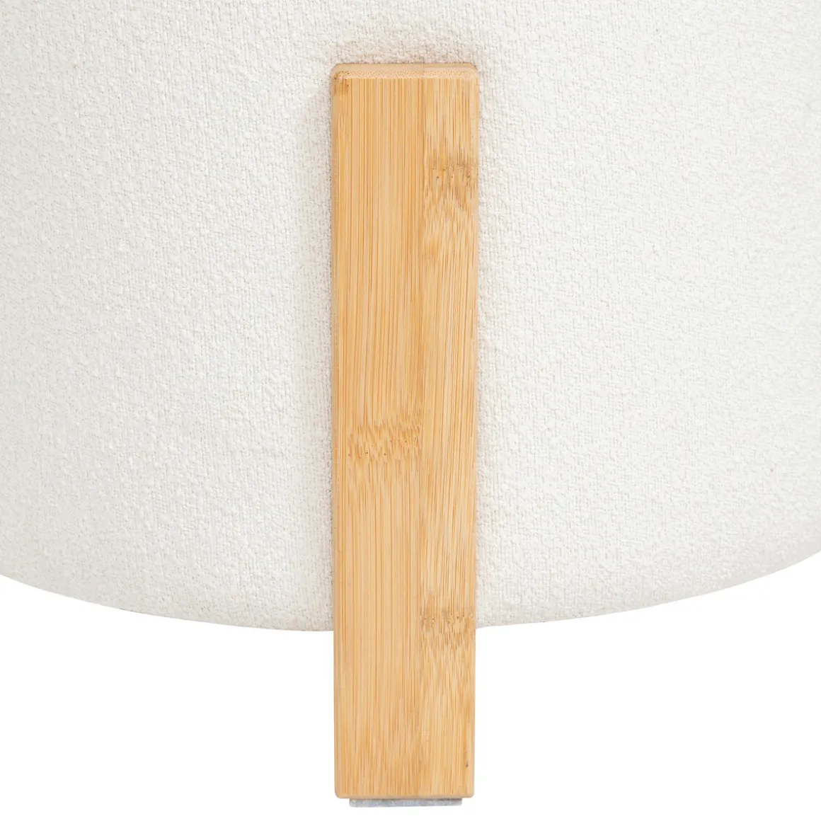 Taburete BANSA blanco con patas de bambú