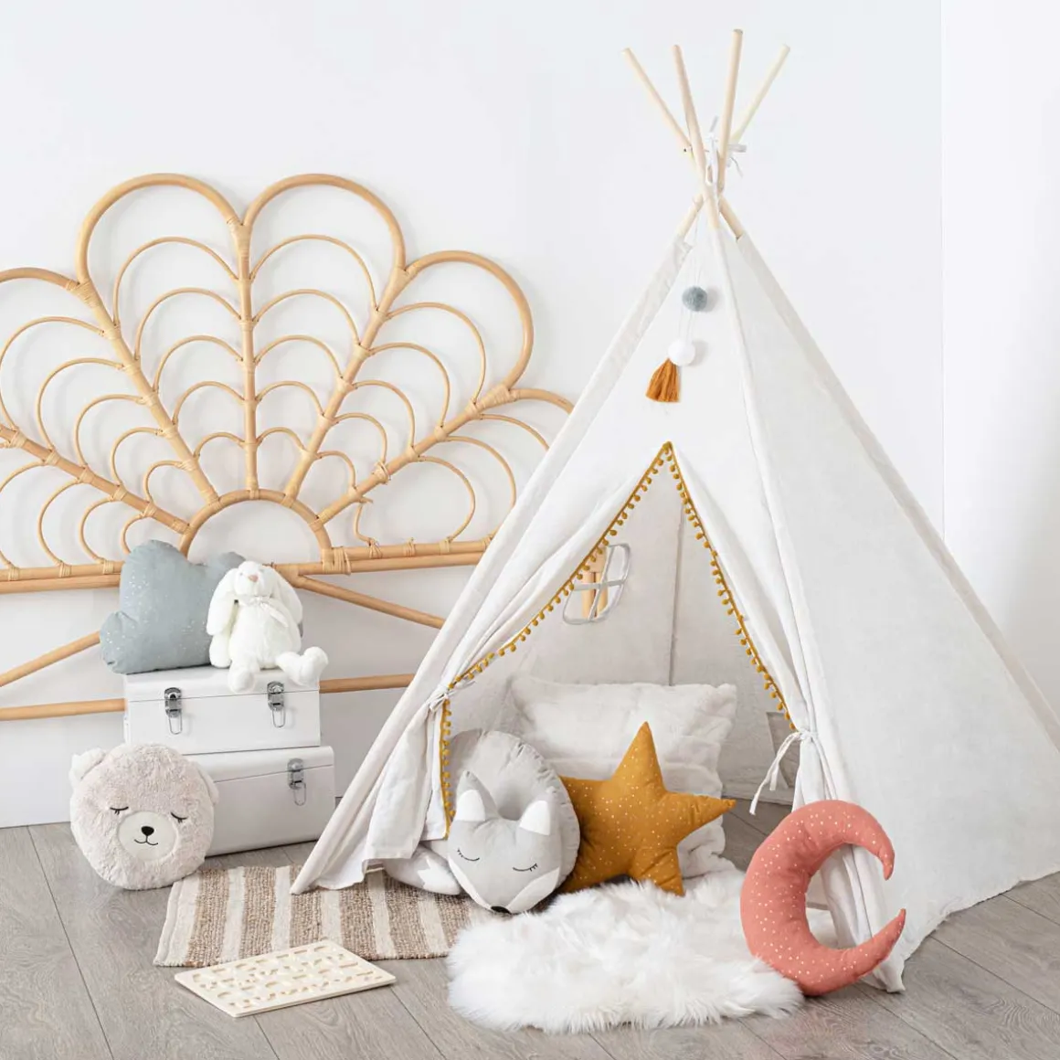 Tienda TIPI blanca con pompones