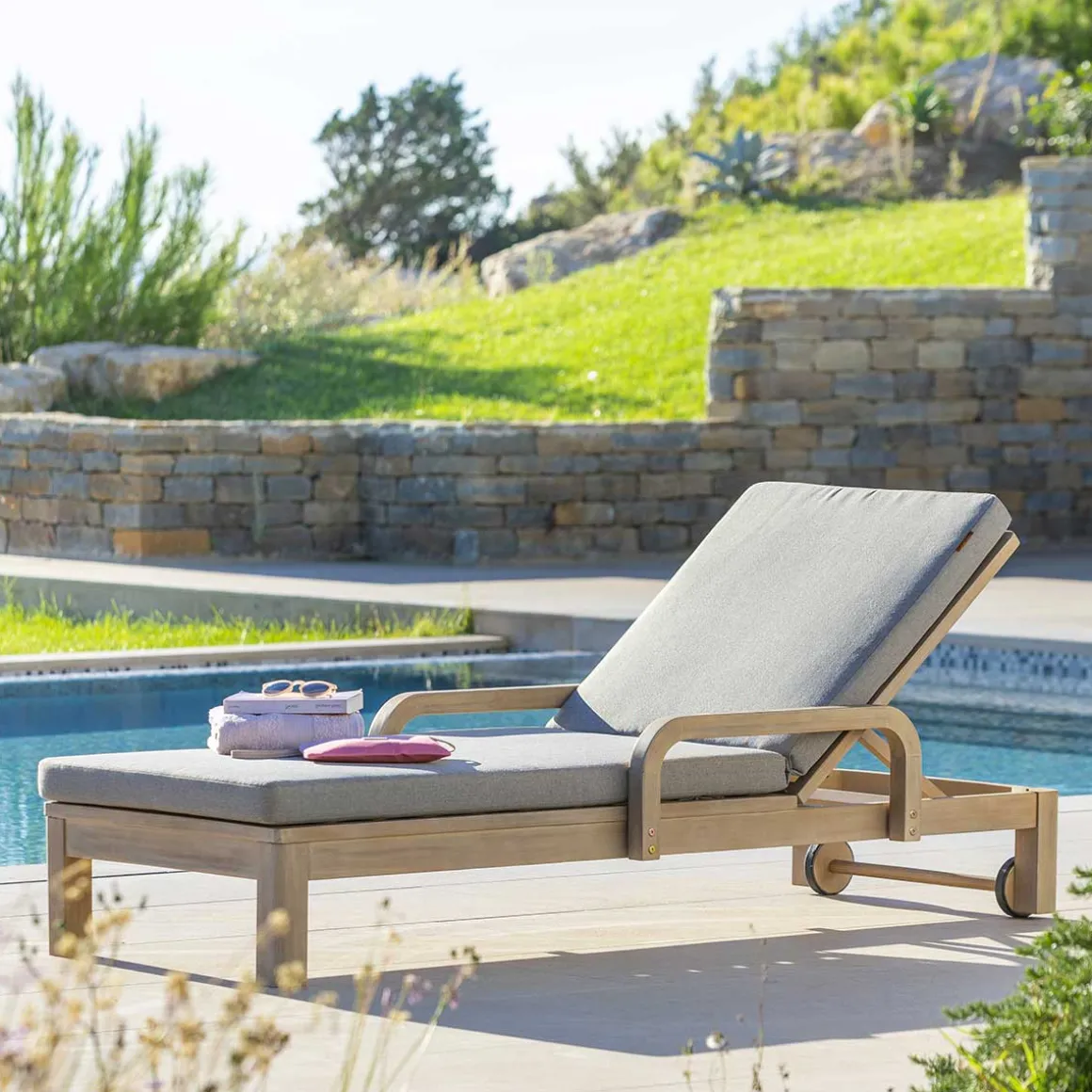 Tumbona PAPOUASIE gris pardo de madera acacia